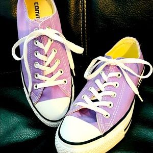 Converse Chuck Taylor Size 8 lavender canvas shoe